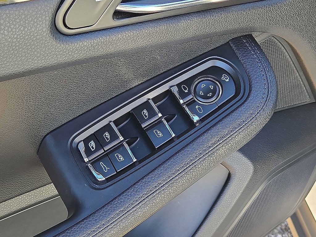 Used 2024 Porsche Macan T w/ Premium Plus Package image 30