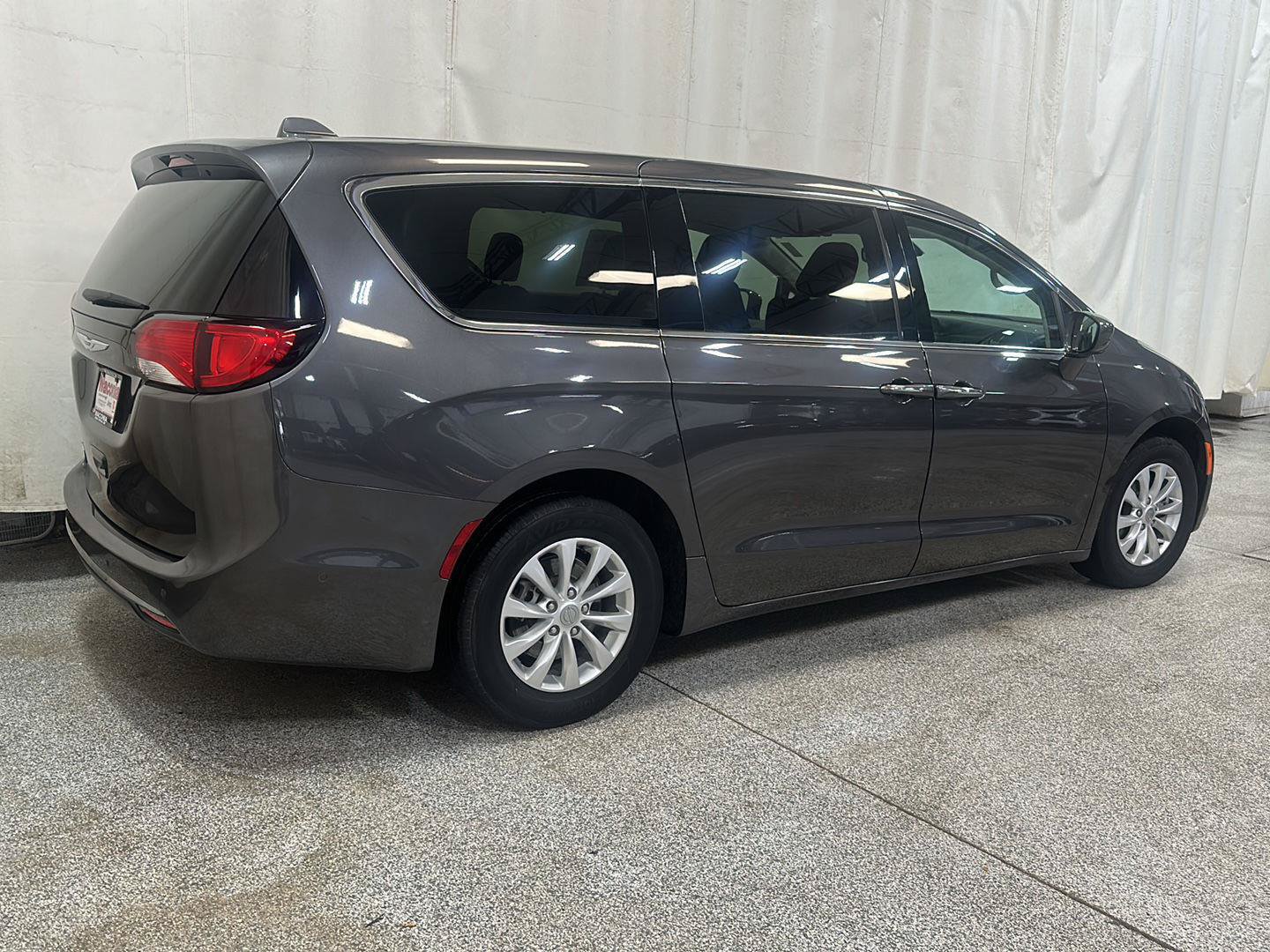 Used 2019 Chrysler Pacifica Touring Plus w/ Advanced Safetytec Group FWD image 5