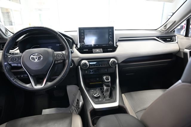 Used 2019 Toyota RAV4 Limited w/ Advanced Technology Package AWD/4WD image 13