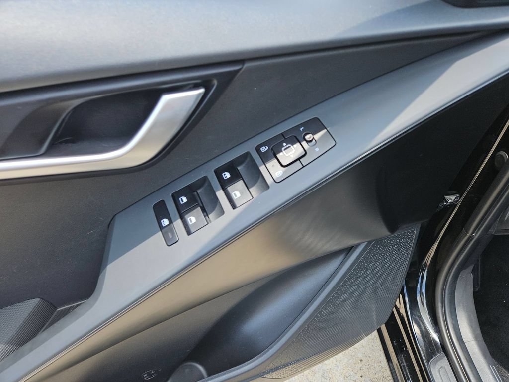 Used 2025 Kia Niro LX FWD image 15