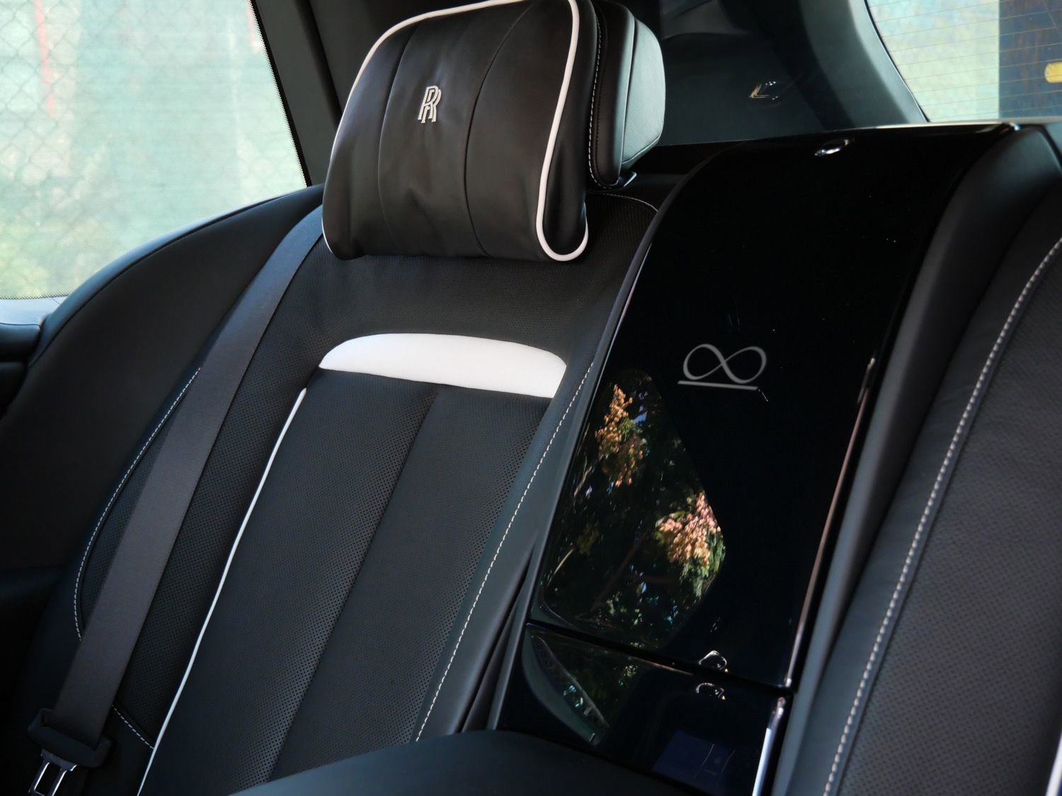 Certified 2022 Rolls-Royce Cullinan Black Badge w/ Dark Exterior Package image 33