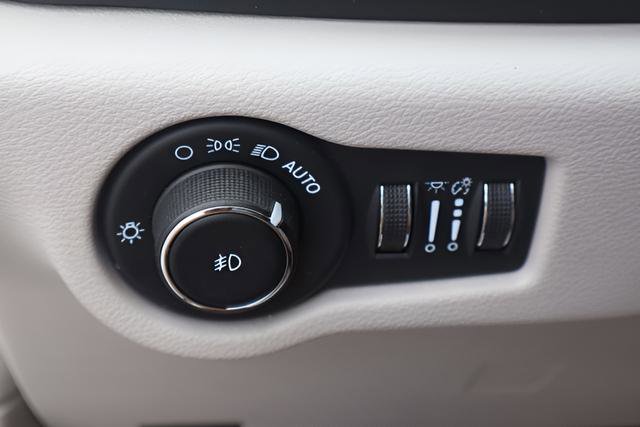 Used 2023 Chrysler Pacifica Limited FWD image 18