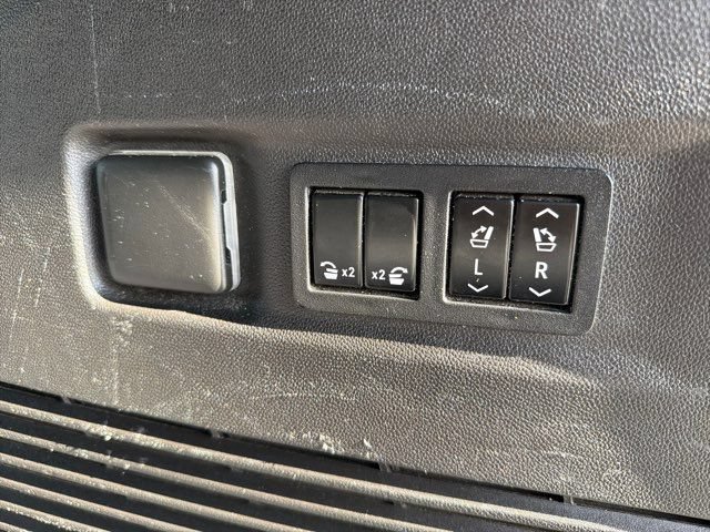 Used 2021 GMC Yukon XL AT4 w/ Technology Package AWD/4WD image 14