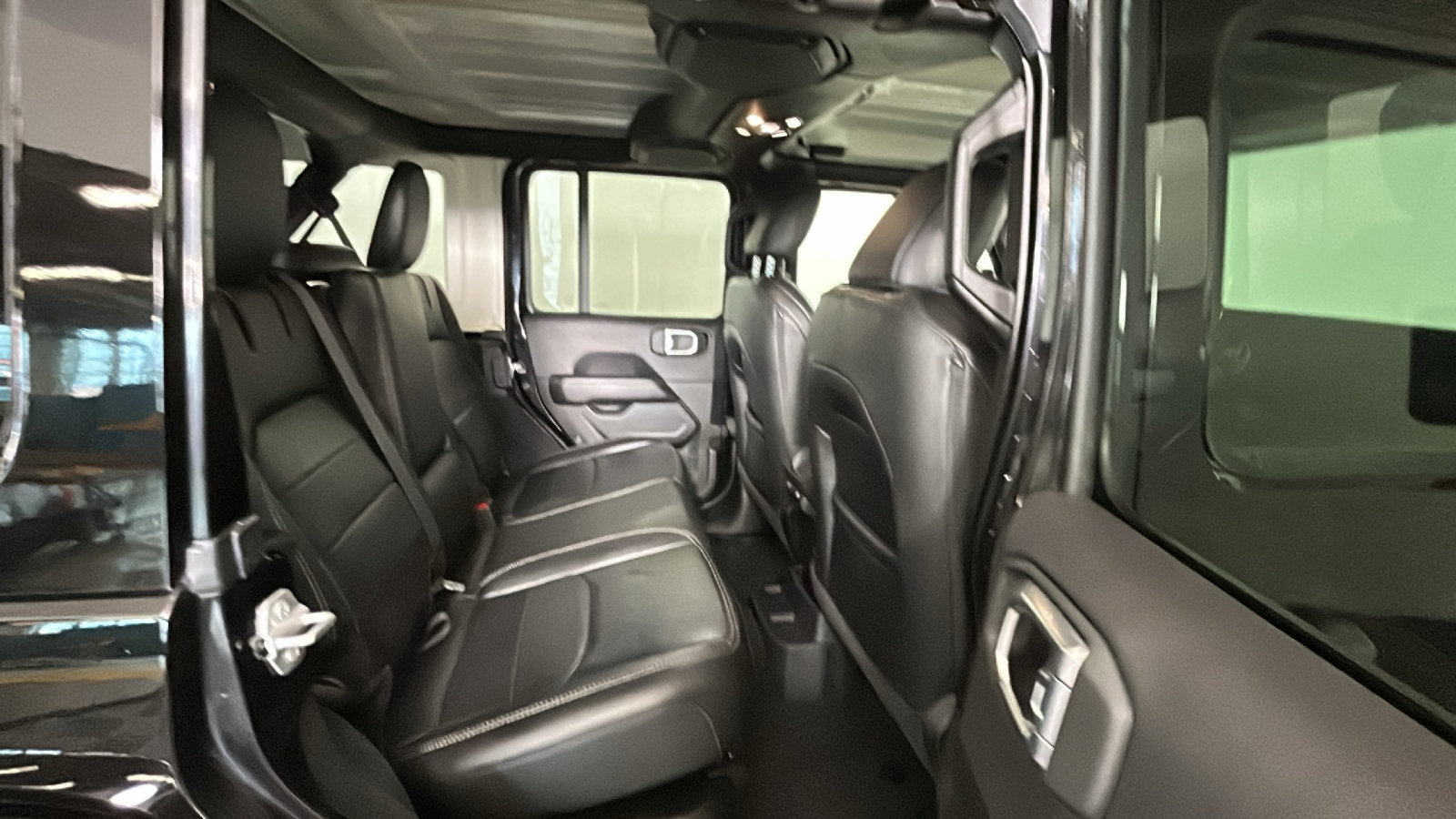 Used 2022 Jeep Wrangler Unlimited Sahara AWD/4WD image 34