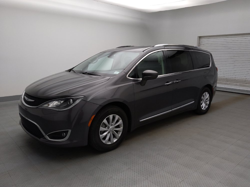 Used 2019 Chrysler Pacifica Touring-L FWD image 2