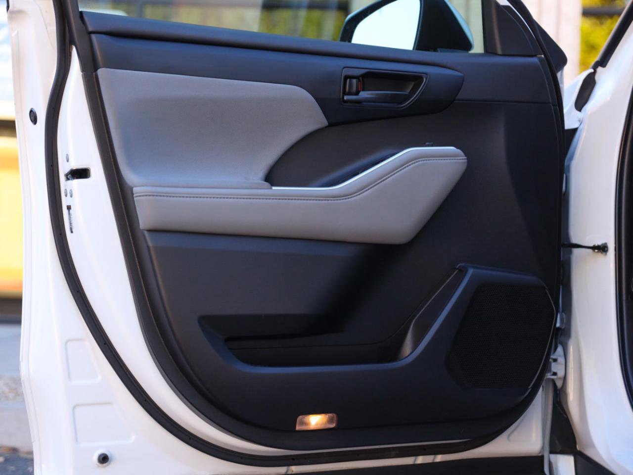 Used 2022 Toyota Highlander L image 27