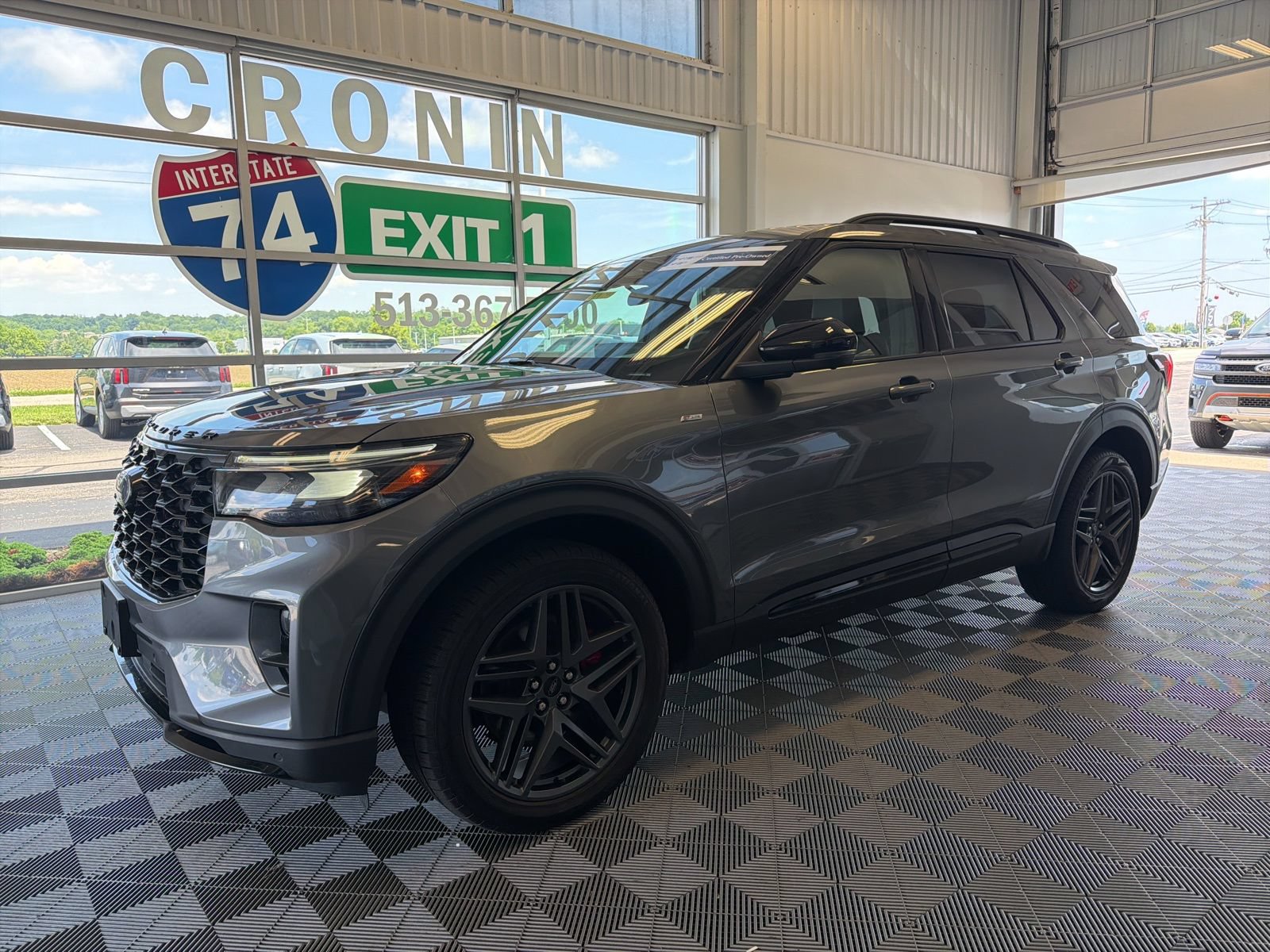 Used 2025 Ford Explorer ST-Line w/ ST-Line Street Pack AWD/4WD image 3