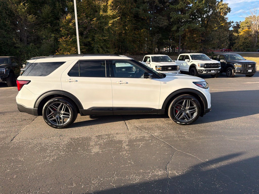 Used 2025 Ford Explorer ST-Line w/ Premium Package RWD image 2