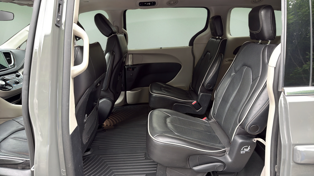Used 2022 Chrysler Pacifica Limited FWD image 14