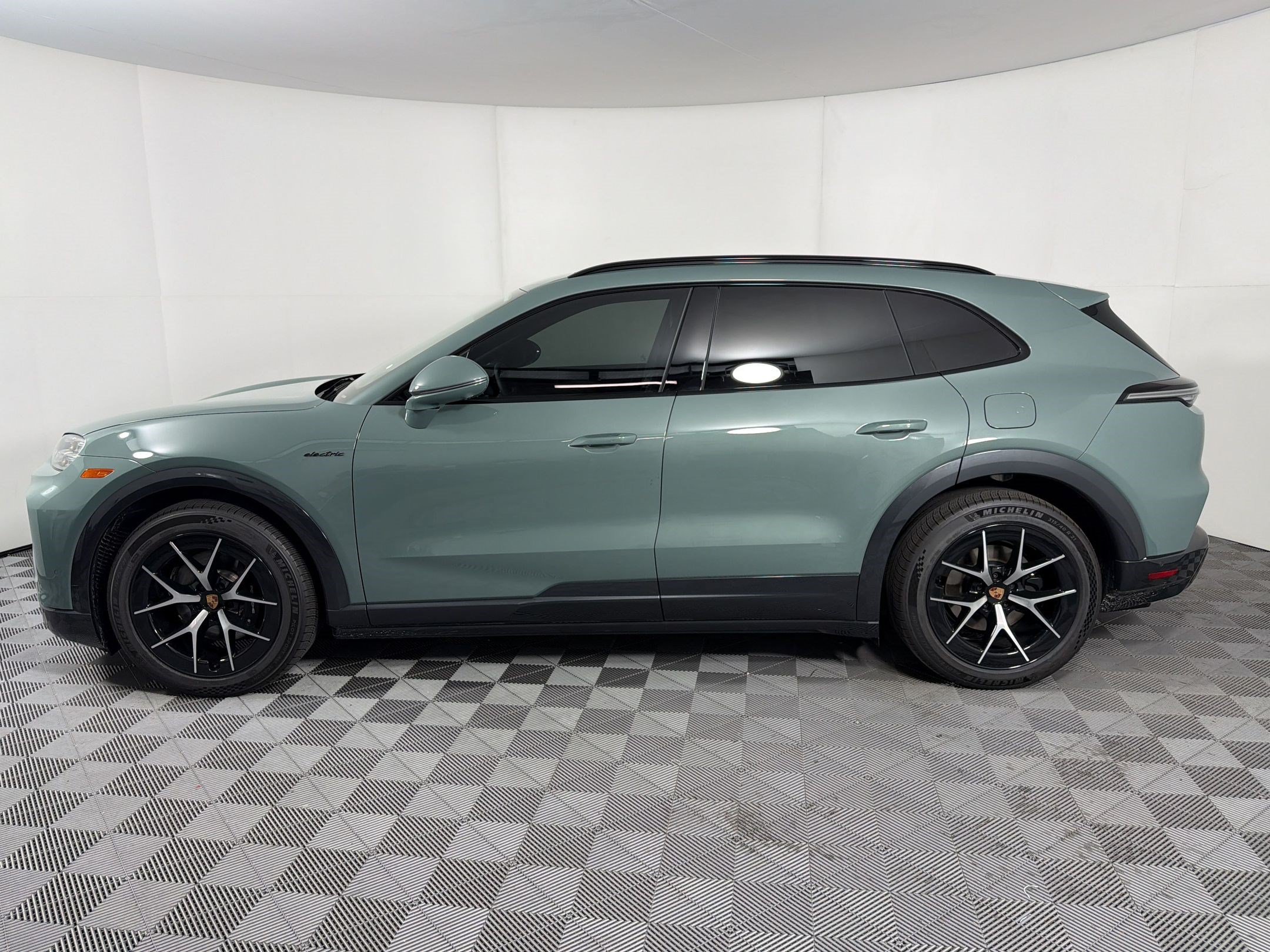 New 2026 Porsche Cayenne Electric AWD/4WD image 2