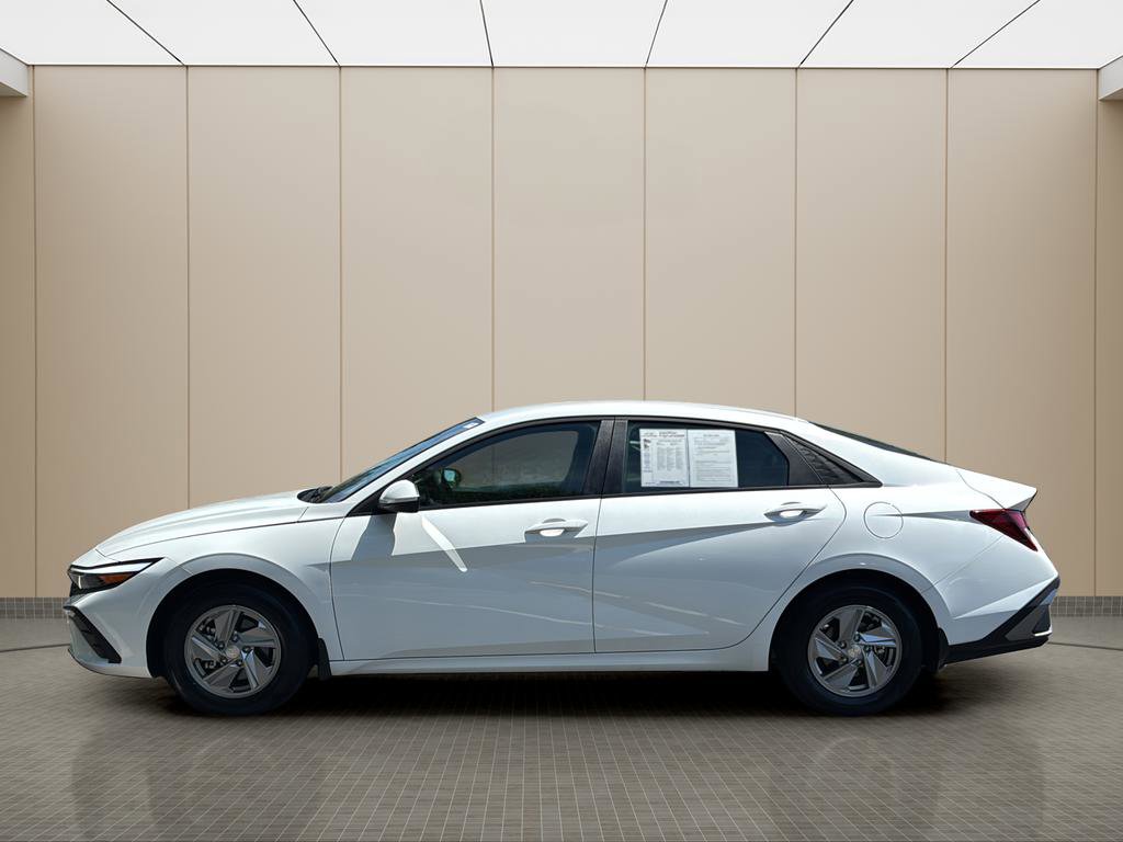 Used 2025 Hyundai Elantra SE FWD image 2