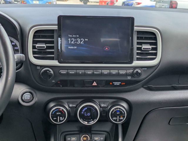 Used 2022 Hyundai Venue Limited FWD image 16
