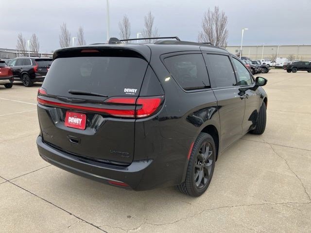 Certified 2022 Chrysler Pacifica Limited w/ S Appearance Package image 8