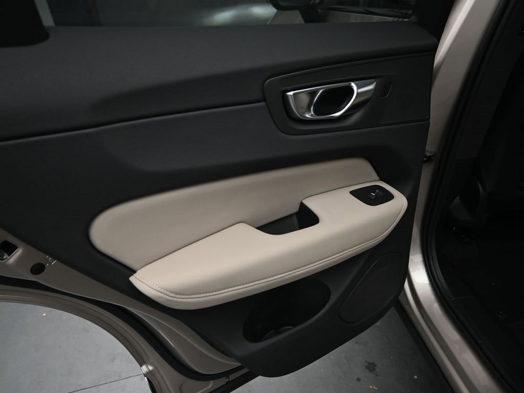 New 2026 Volvo XC60 B5 Plus w/ Protection Package Premier image 27