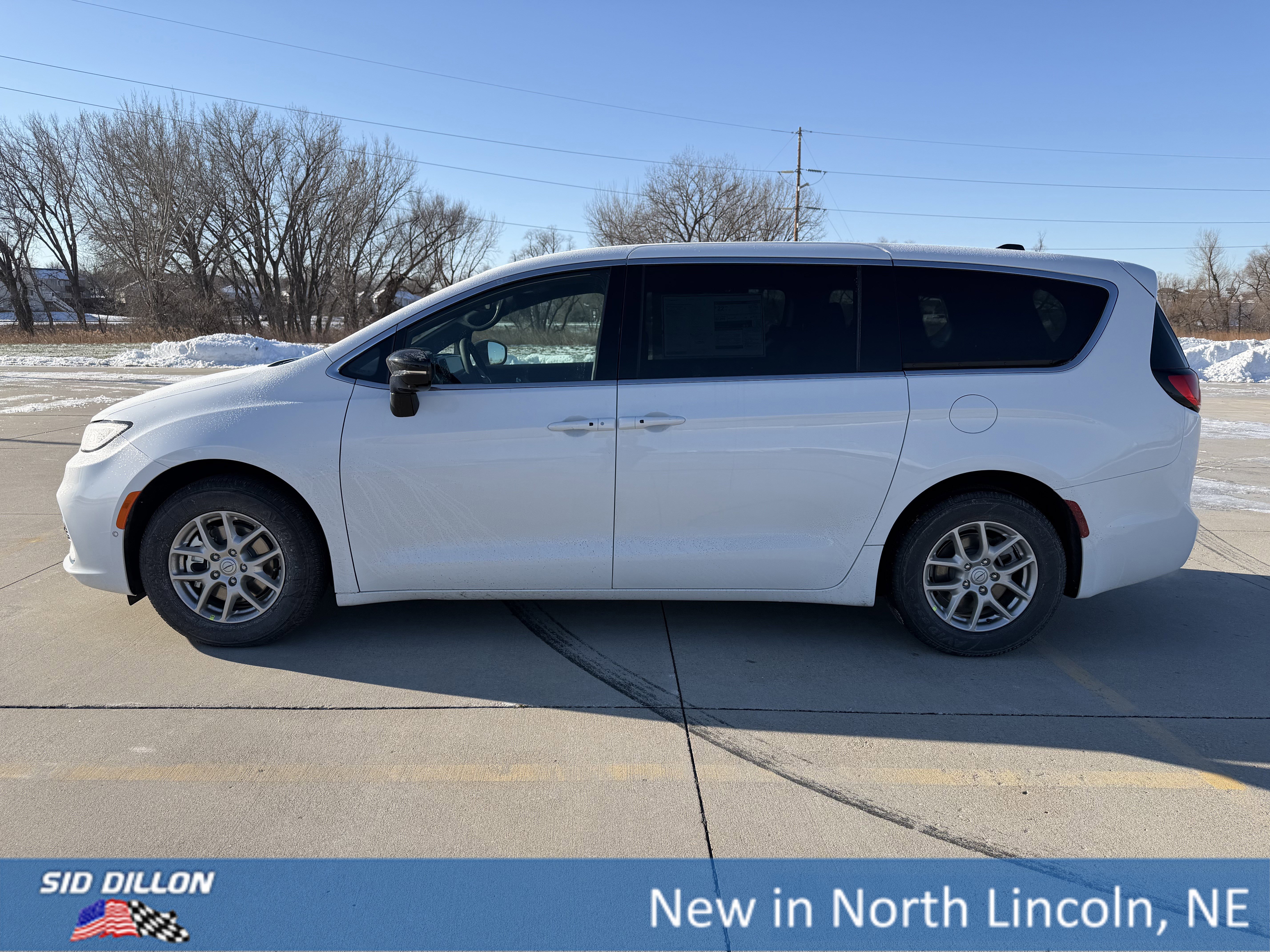 New 2026 Chrysler Pacifica Select image 2