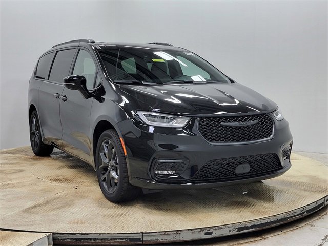 New 2026 Chrysler Pacifica Limited w/ S Appearance Package image 3