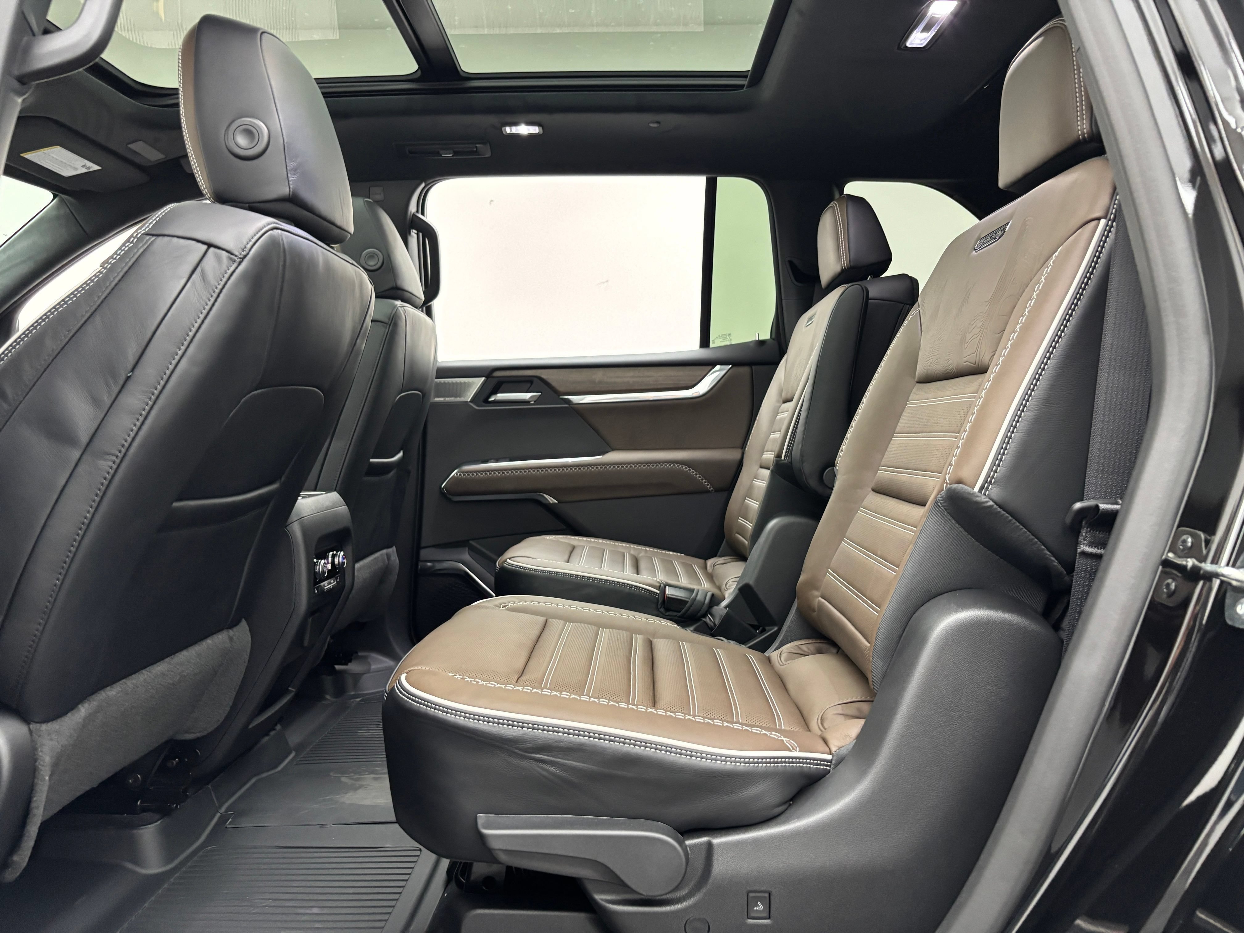 New 2026 GMC Acadia Denali Ultimate w/ LPO, Floor Liner Package AWD/4WD image 46