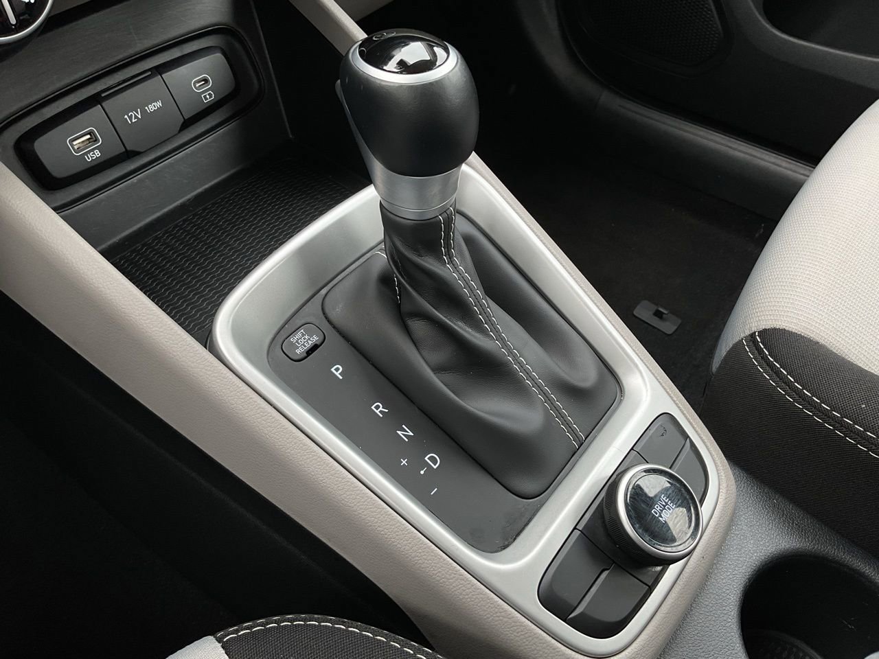 Used 2025 Hyundai Venue SEL image 35