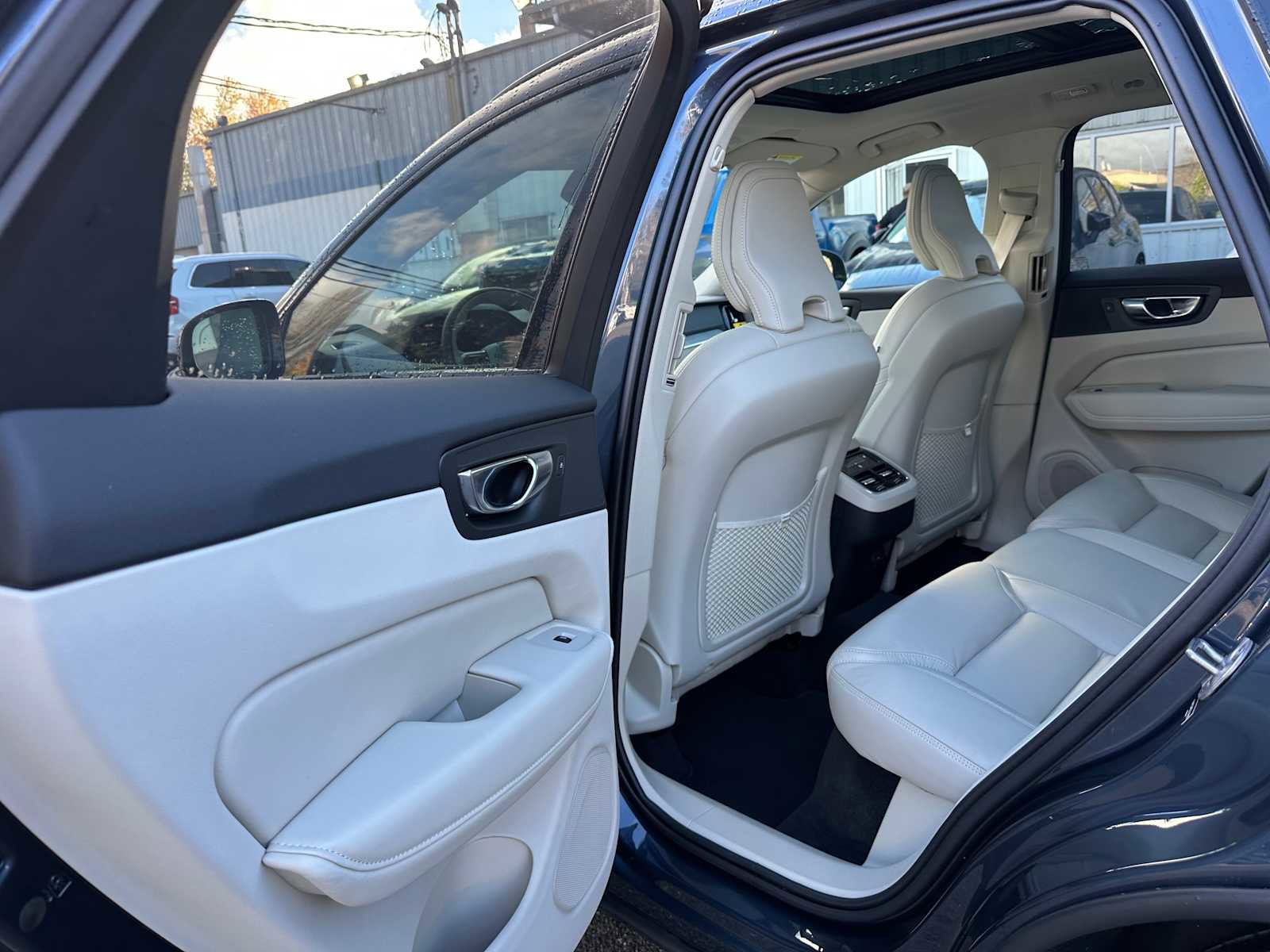 Used 2025 Volvo XC60 B5 Ultra w/ Protection Package Premier image 16