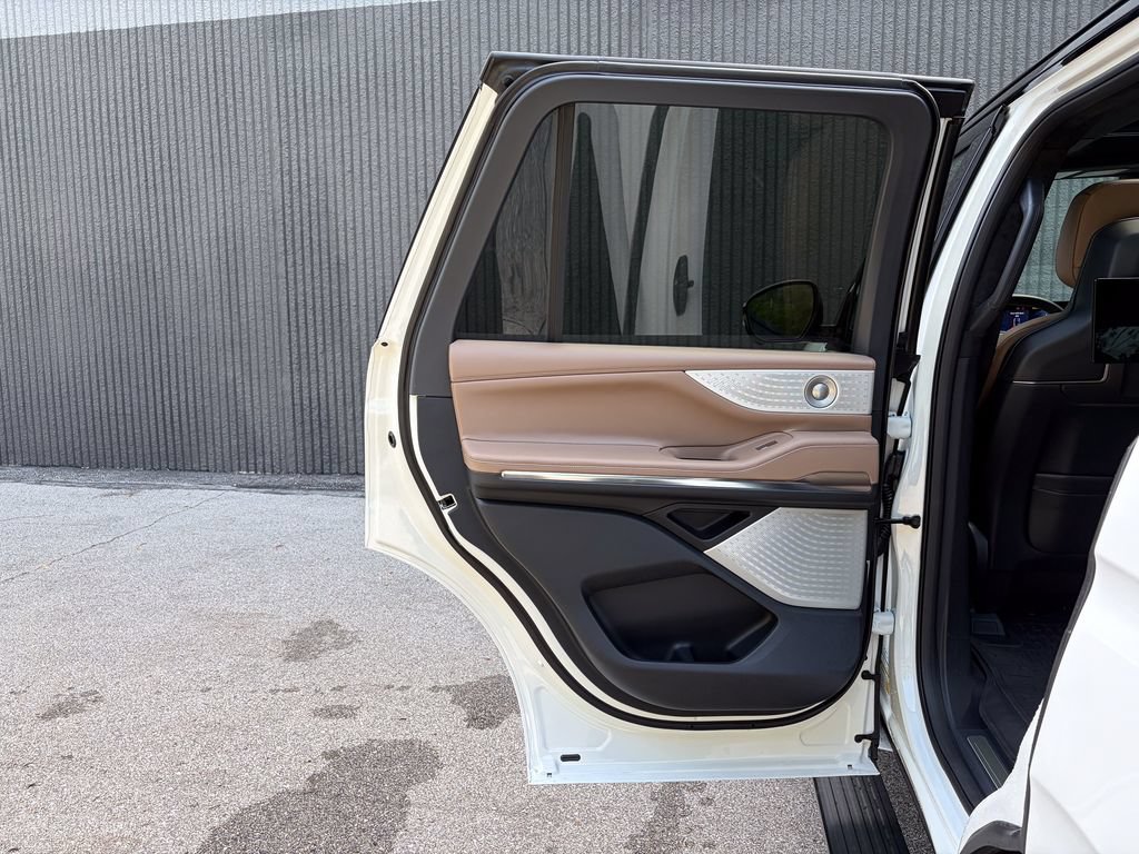 New 2027 Lincoln Navigator Black Label AWD/4WD image 28