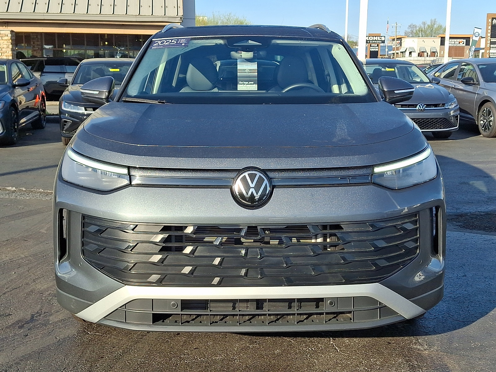 Certified 2025 Volkswagen Tiguan SE image 2