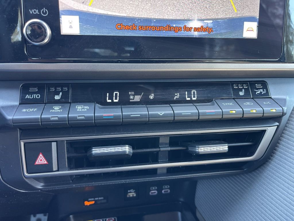 Used 2025 Toyota Camry SE w/ Convenience Package image 12