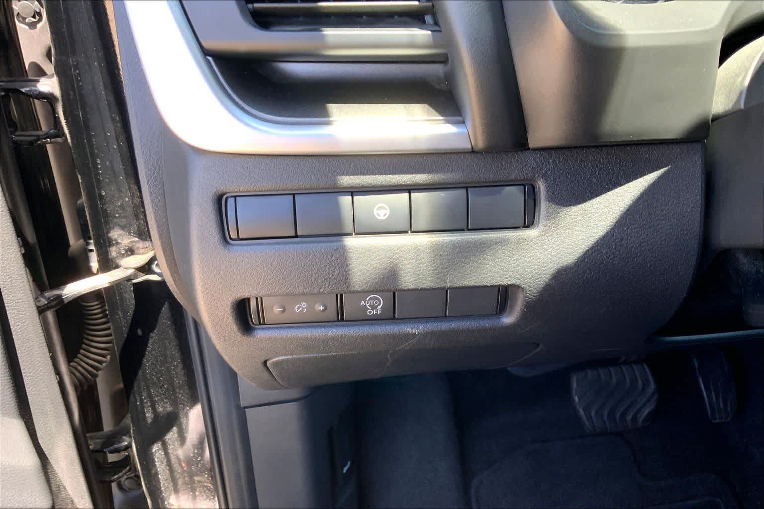 Used 2023 Nissan Rogue SV AWD/4WD image 32