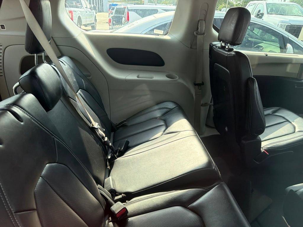 Used 2023 Chrysler Pacifica Touring-L FWD image 7