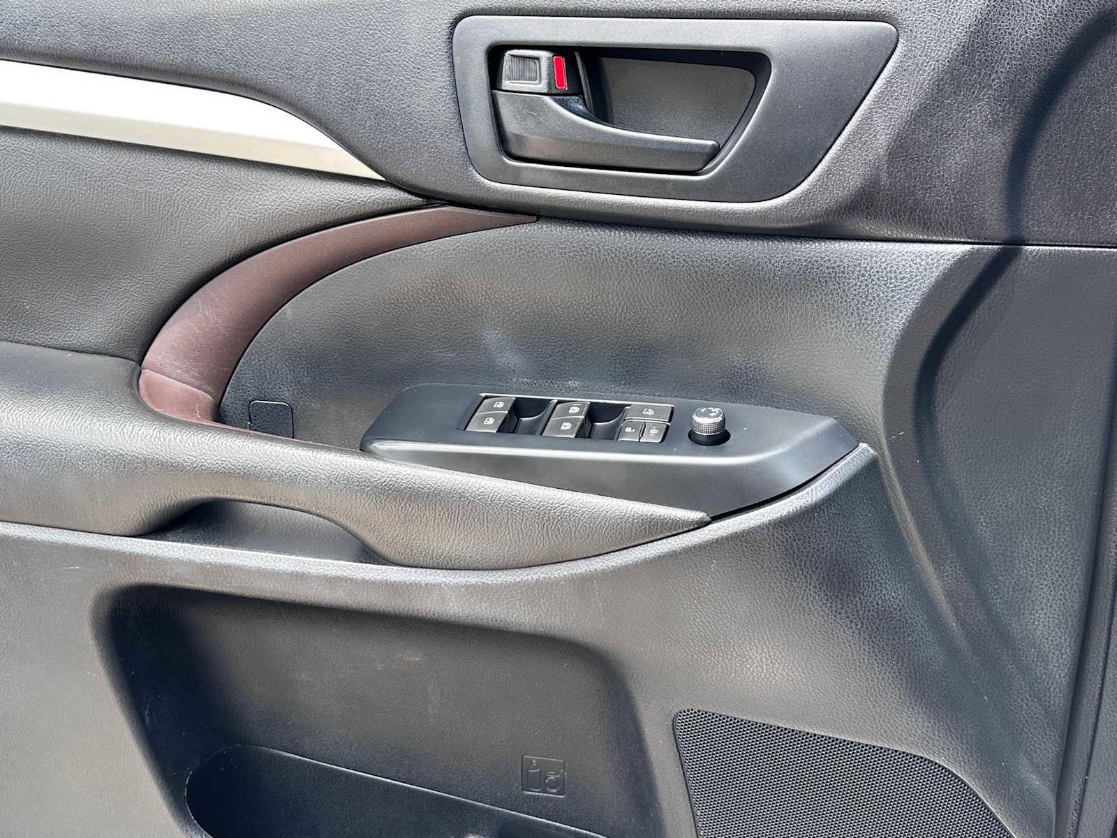 Used 2015 Toyota Highlander LE FWD image 17