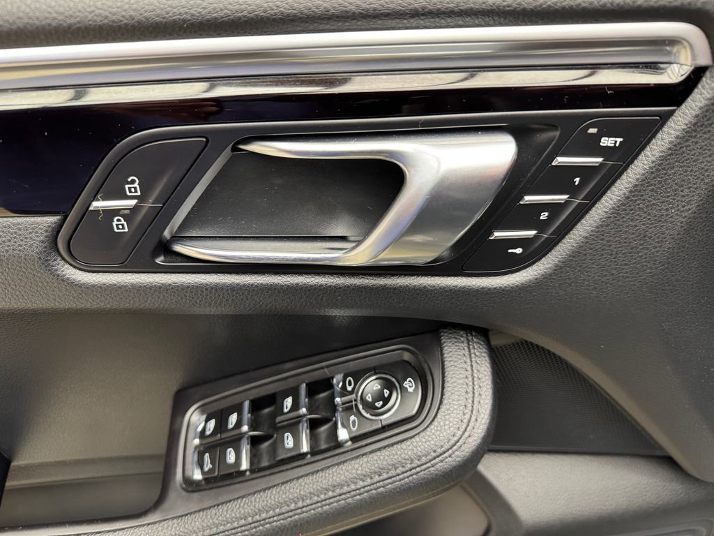 Used 2022 Porsche Macan S image 11