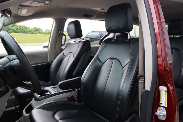 Used 2023 Chrysler Pacifica Touring-L FWD image 22