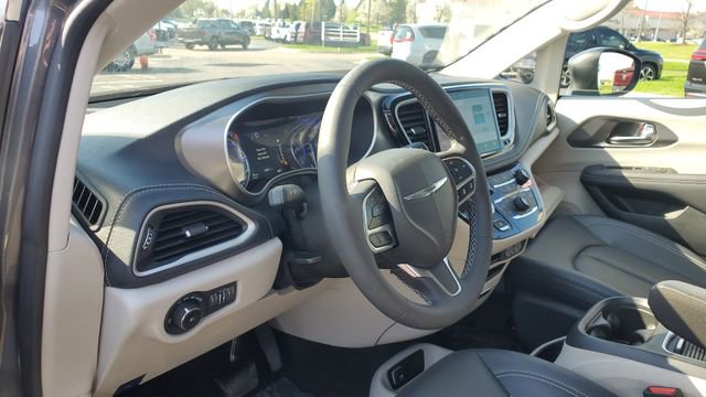 Certified 2023 Chrysler Pacifica Touring-L AWD/4WD image 8