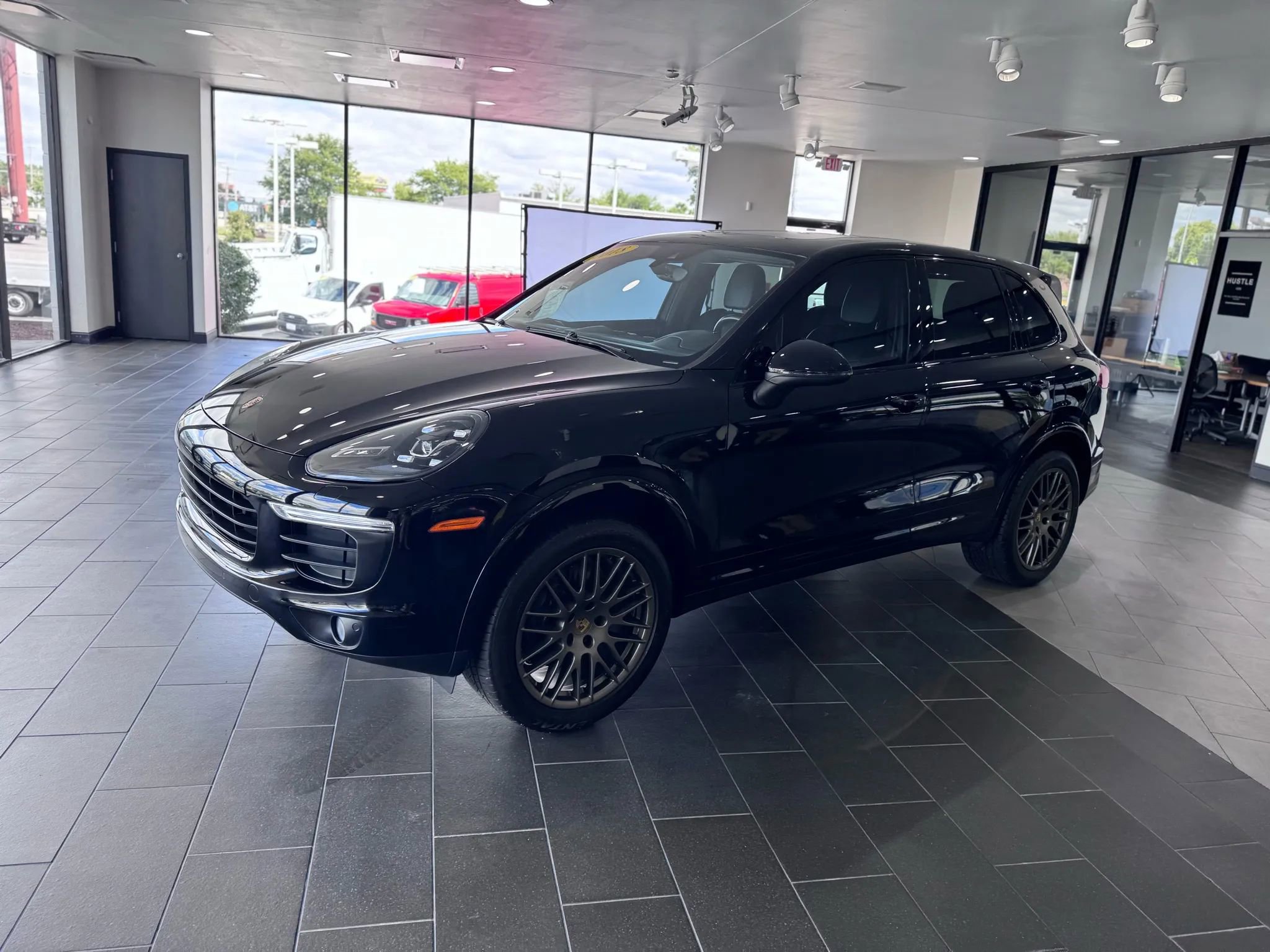 Used 2018 Porsche Cayenne Platinum Edition image 2