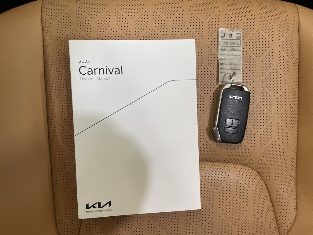 Used 2023 Kia Carnival EX FWD image 30