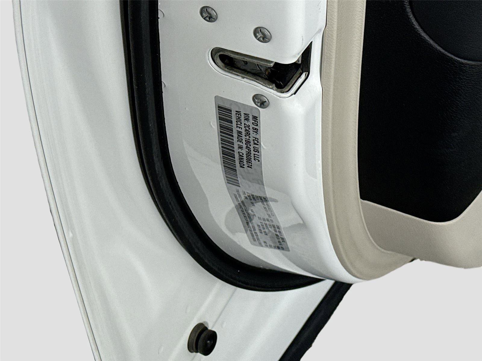 Used 2023 Chrysler Pacifica Touring-L image 25