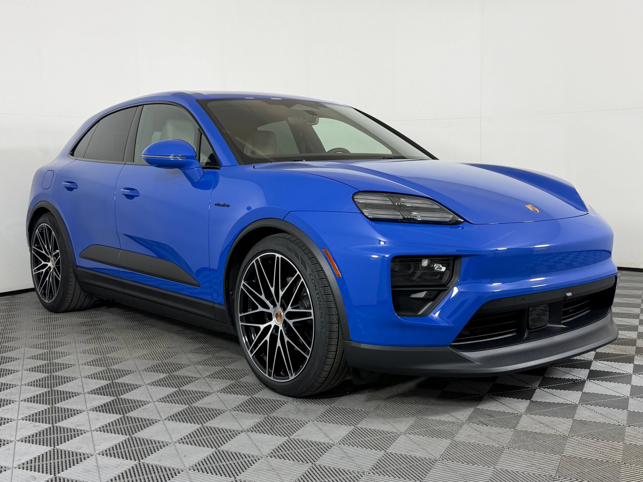 Used 2026 Porsche Macan Electric RWD image 8