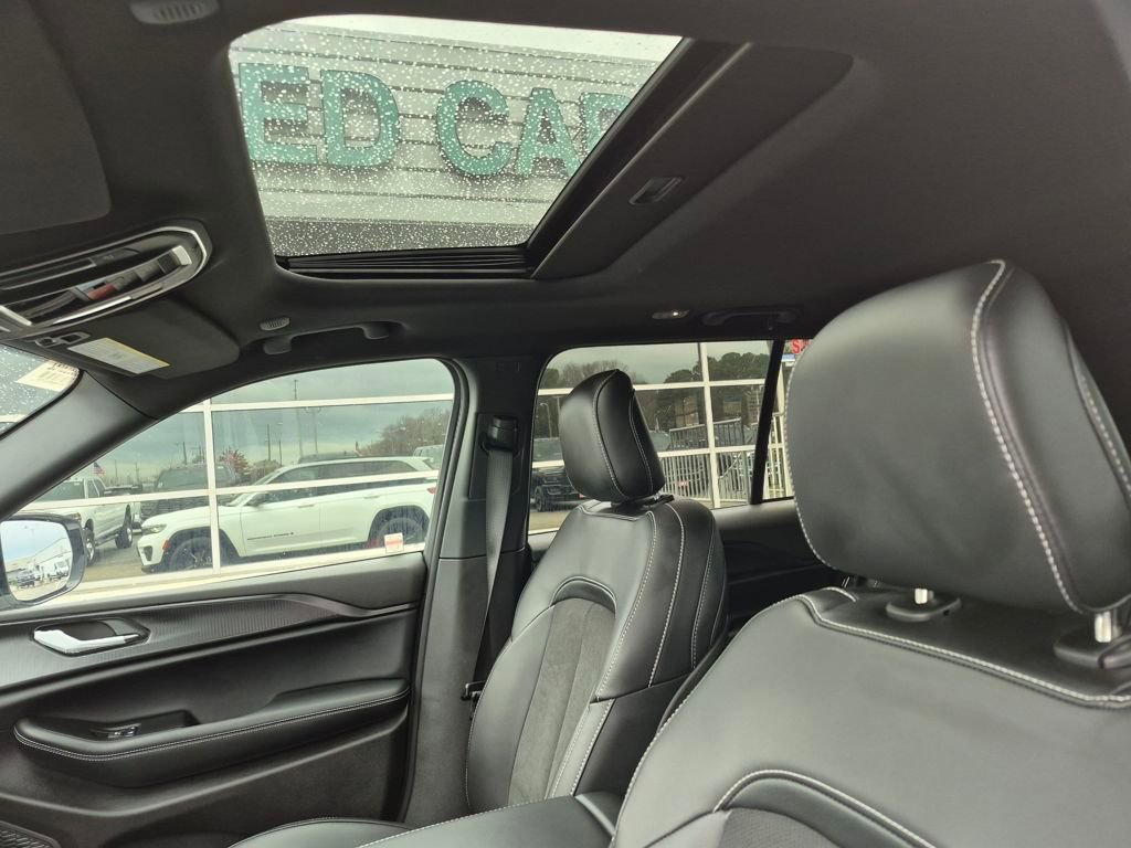 Used 2025 Jeep Grand Cherokee Altitude image 15