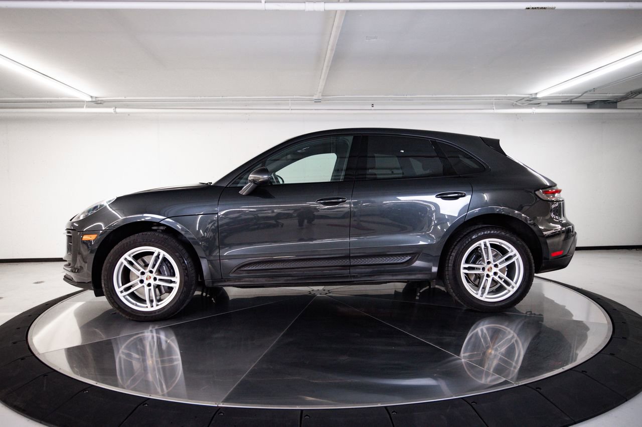Certified 2024 Porsche Macan image 2