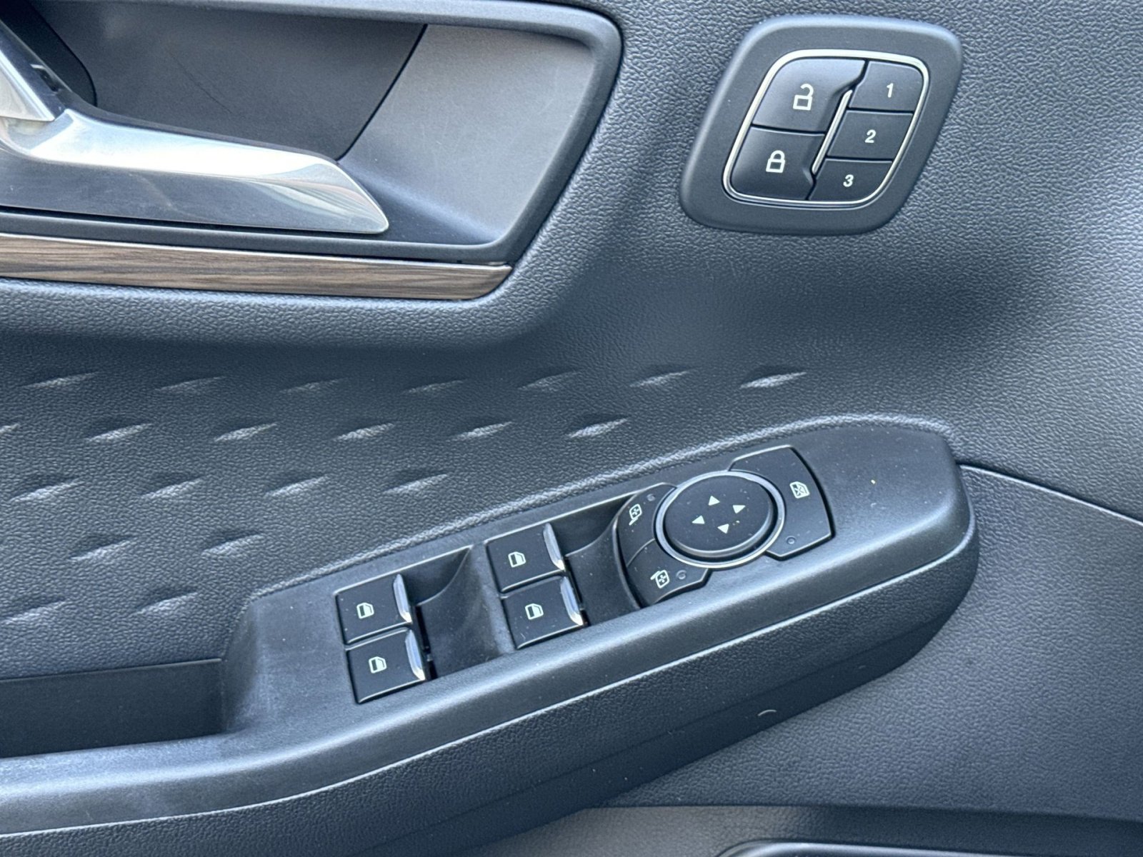 Used 2020 Ford Escape Titanium image 15