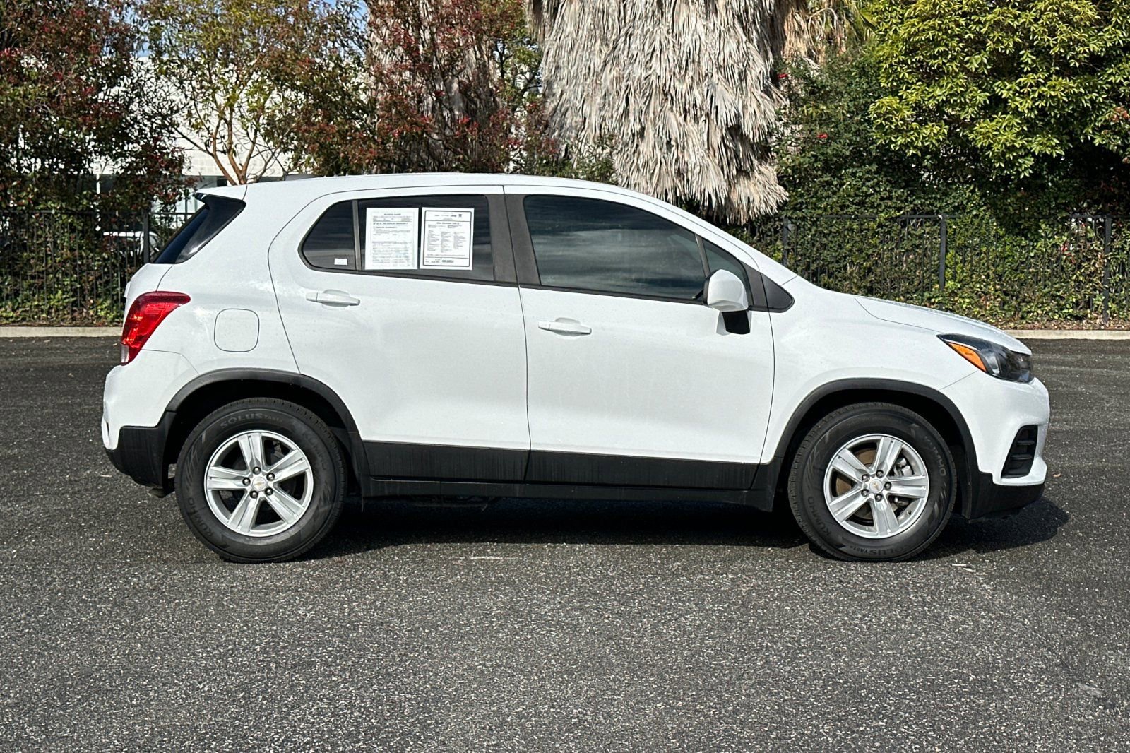 Used 2021 Chevrolet Trax LS w/ Tint and Cruise Package FWD video 2