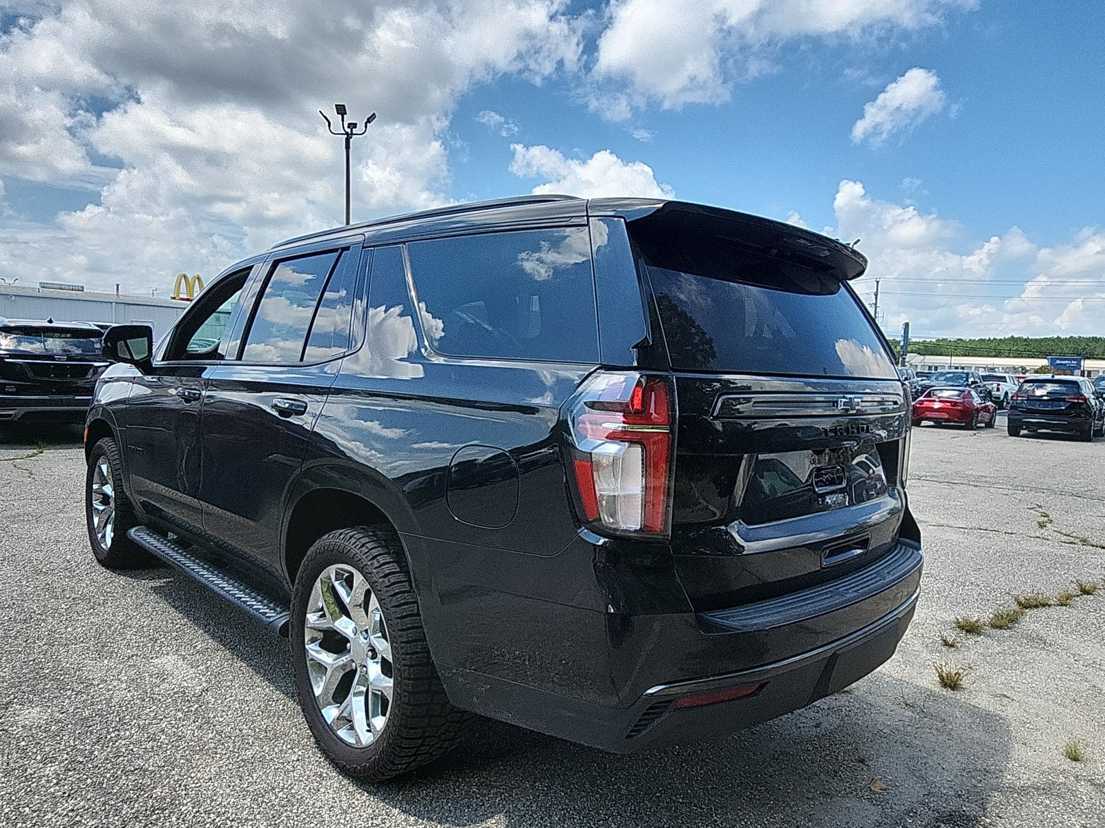 Used 2021 Chevrolet Tahoe Z71 w/ Z71 Signature Package AWD/4WD image 3