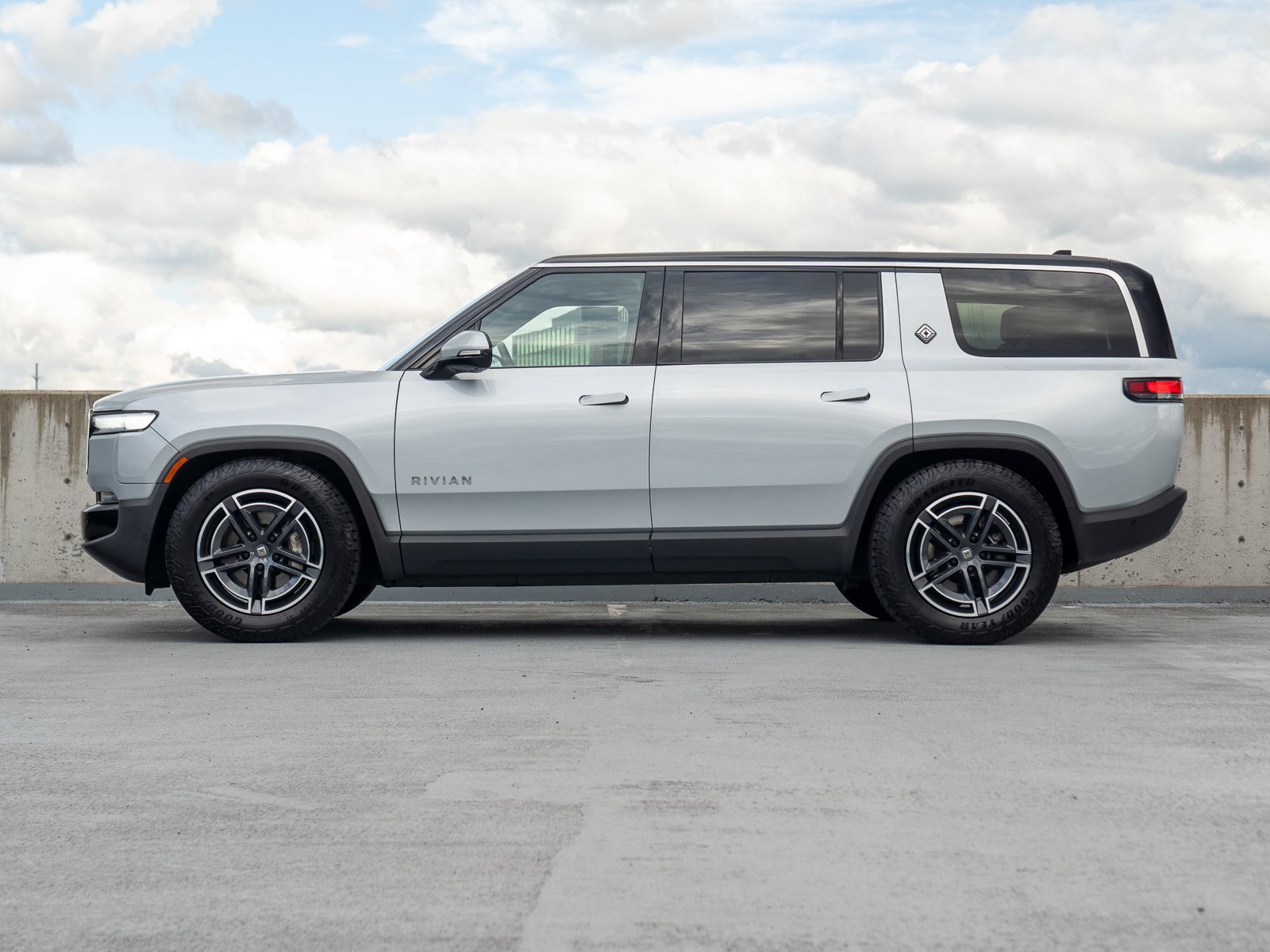 Used 2025 Rivian R1S Adventure Dual AWD/4WD image 3