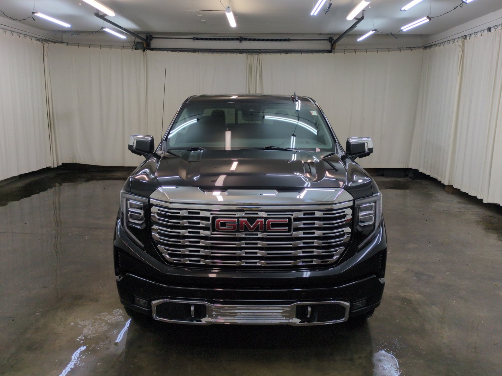 Used 2025 GMC Sierra 1500 Denali w/ Denali Reserve Package AWD/4WD image 2
