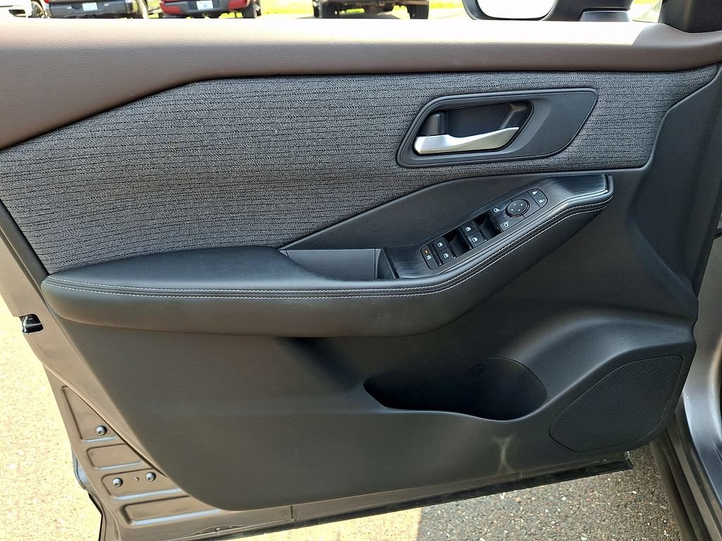 Used 2021 Nissan Rogue SV AWD/4WD image 16