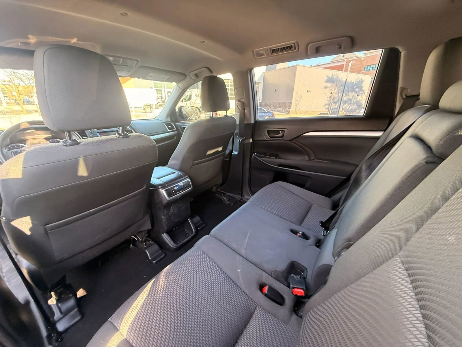 Used 2019 Toyota Highlander LE AWD/4WD image 26