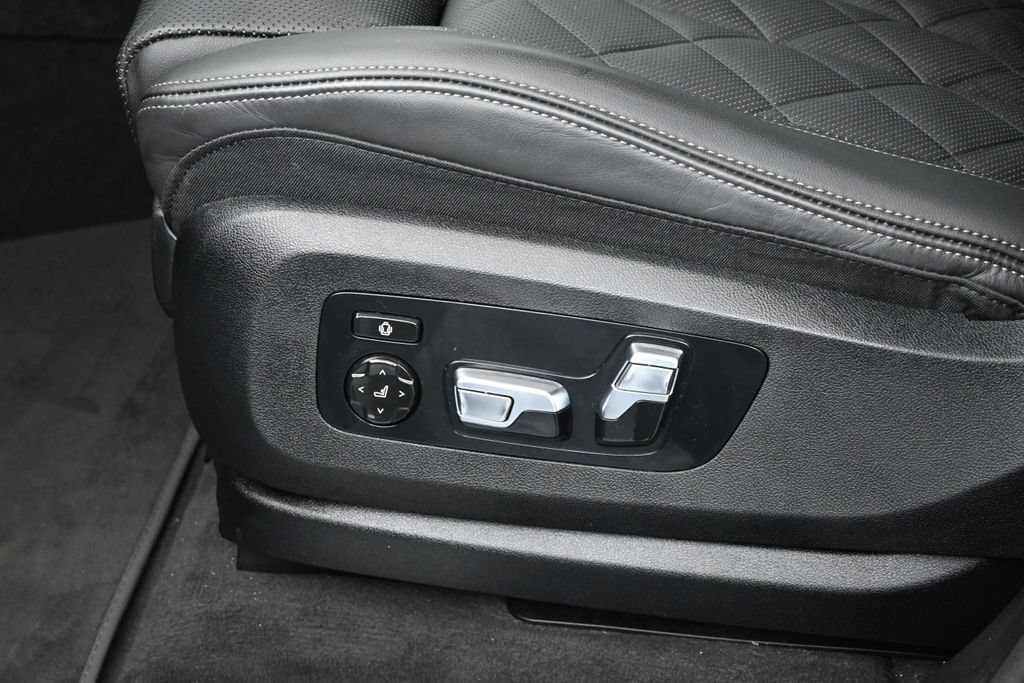 Used 2024 BMW X7 xDrive40i w/ Premium Package AWD/4WD image 12