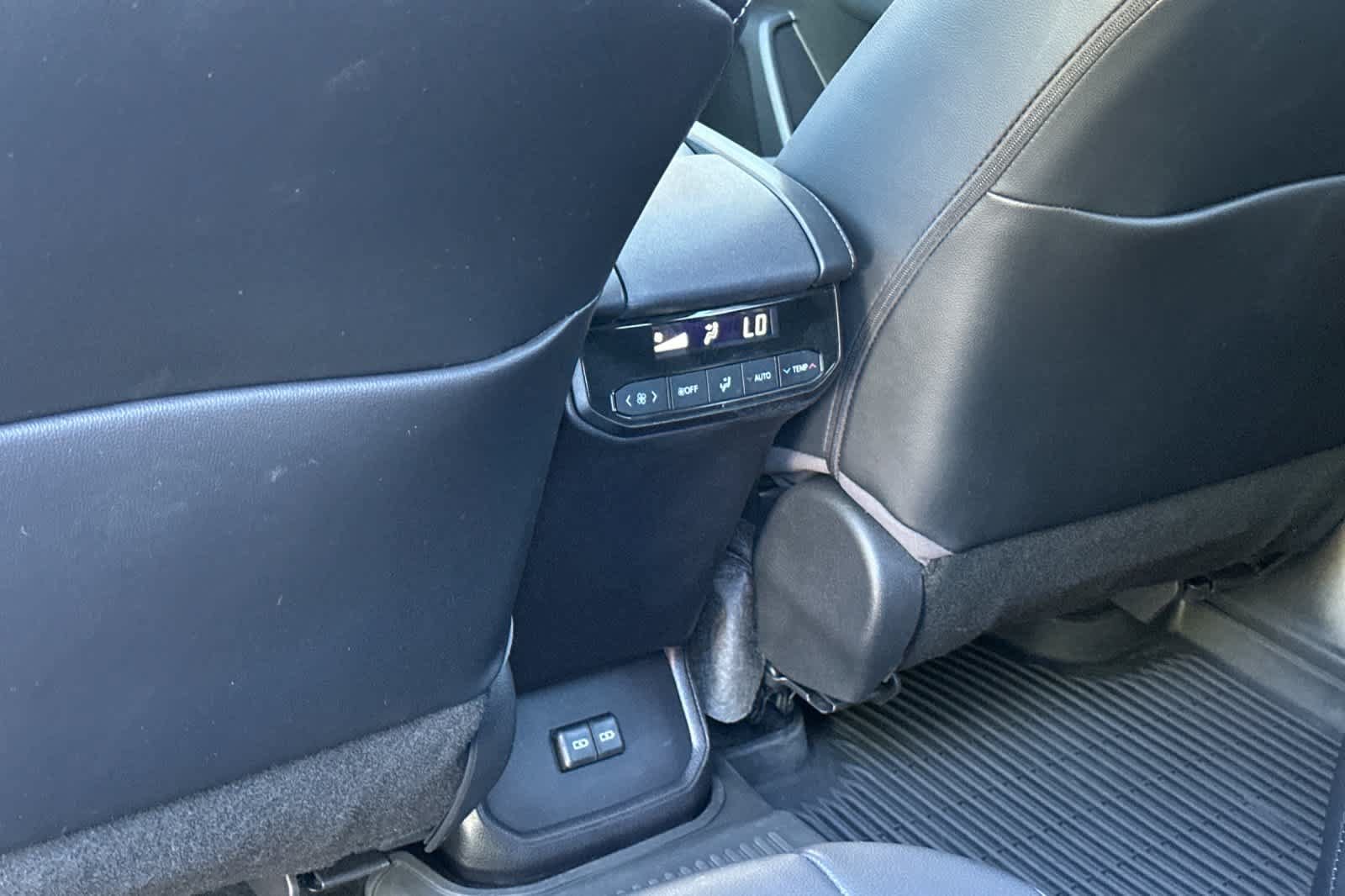 Used 2022 Toyota Highlander XLE AWD/4WD image 14