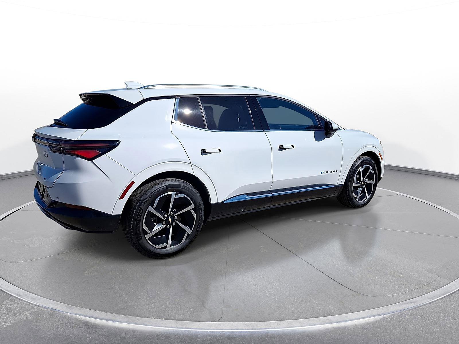 Used 2024 Chevrolet Equinox EV LT image 8