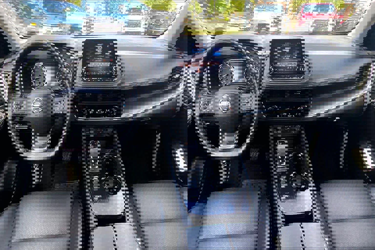 Used 2025 Nissan Rogue SV w/ SV Premium Package FWD image 16