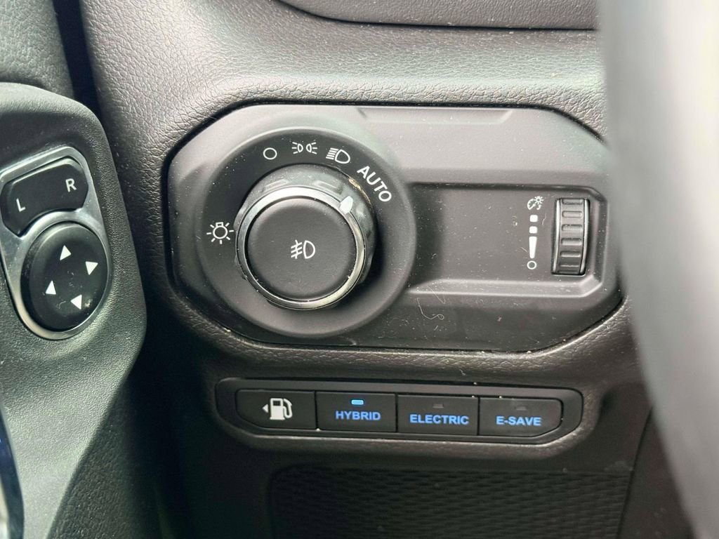 Used 2023 Jeep Wrangler Unlimited Sahara w/ Cold Weather Group AWD/4WD image 17